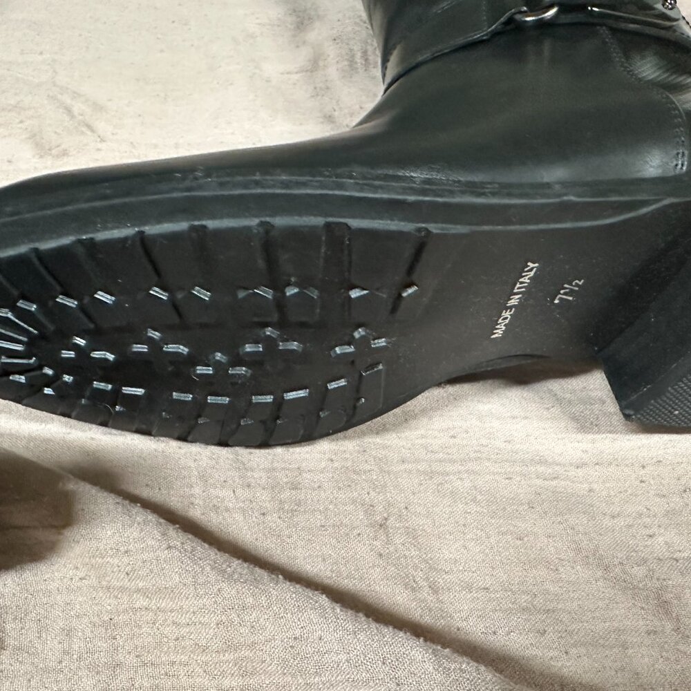 NEW/(WITH TAGS ON THE INSIDE) BLACK LEATHER BOOTS WITH A FLAT HEEL AND STRETCHY